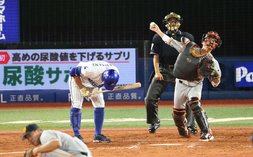 DeNA対巨人　2回裏DeNA2死一塁、二盗を狙った乙坂を刺す小林（撮影・河野匠）