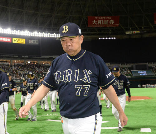 ソフトバンク対オリックス　試合後、ヤフオクドームのファンにあいさつを終え引き揚げる西村監督とオリックスナイン（撮影・今浪浩三）