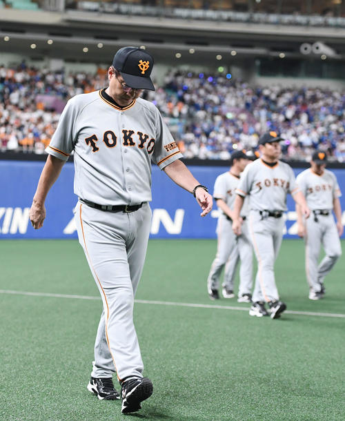 中日対巨人　ナゴヤドームでの最終戦を終えた巨人原監督は敗戦に浮かない表情で引き揚げる（撮影・山崎安昭）