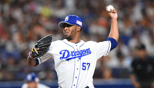 8回表、3番手で登板する中日ロドリゲス（撮影・森本幸一）