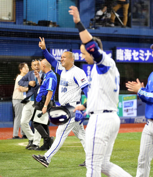 DeNA対広島　11回延長無死一、二塁、ソト（手前）がサヨナラ3点本塁打を放ち、笑顔でVサインするラミレス監督（撮影・浅見桂子）
