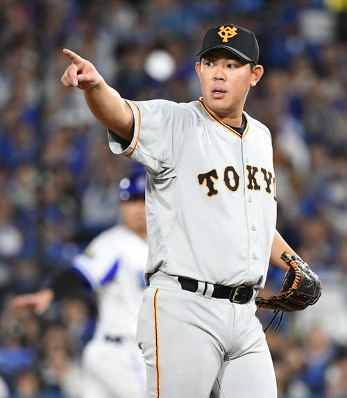 DeNA対巨人　1回裏DeNA1死一、三塁、山口は佐野のスイングをアピールする（撮影・山崎安昭）