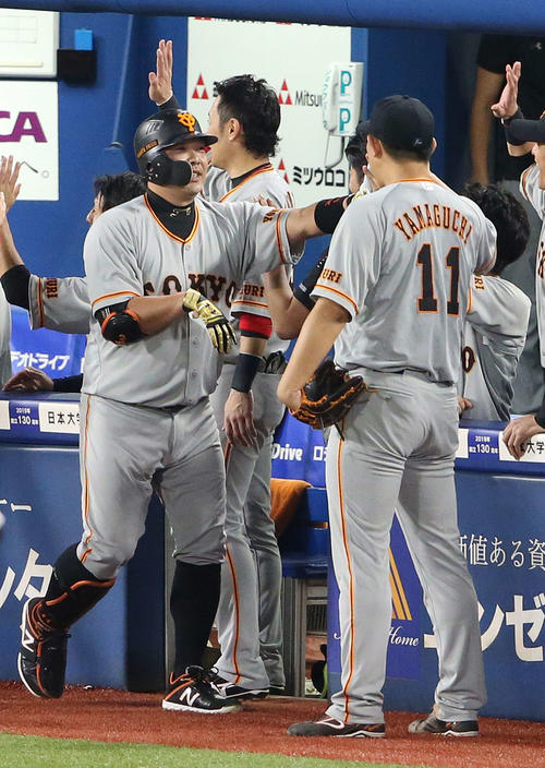 DeNA対巨人　7回表巨人1死二、三塁、右犠飛を放った阿部（左）は山口の出迎えを受ける（撮影・河野匠）