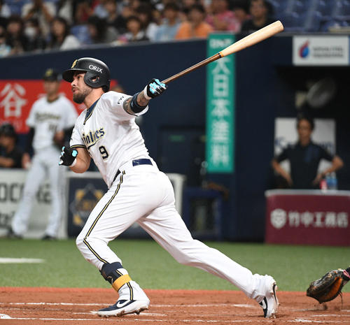 オリックス対ロッテ　1回裏オリックス1死一、三塁、ロメロは三塁へ適時内野安打を放つ（撮影・渦原淳）