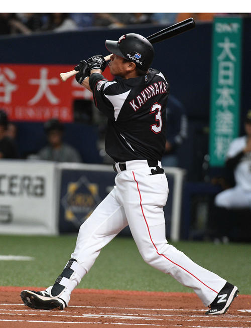 オリックス対ロッテ　1回表ロッテ2死一、二塁、3点本塁打を放つ角中（撮影・渦原淳）