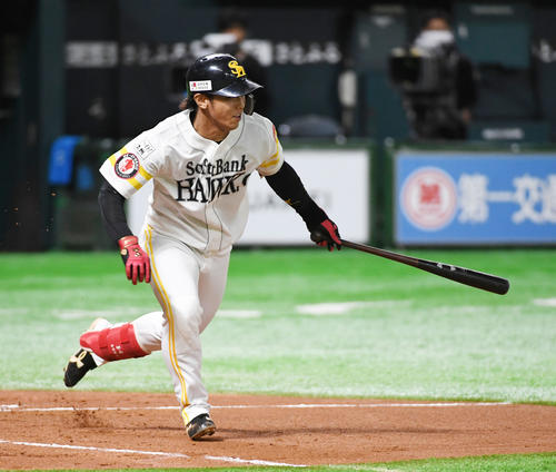 ソフトバンク対日本ハム　3回裏ソフトバンク1死二塁、今宮は中前に先制の適時打を放つ（撮影・今浪浩三）