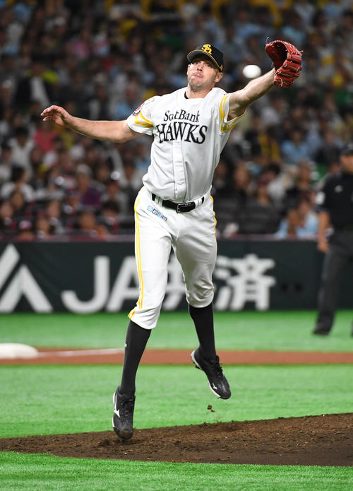ソフトバンク対日本ハム　6回表日本ハム1死二塁、西川の打球にグラブを伸ばすソフトバンクのバンデンハーク（撮影・今浪浩三）