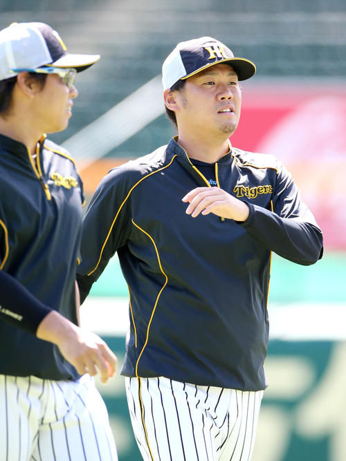 西勇輝（右）は指名練習で体を動かす（撮影・上山淳一）