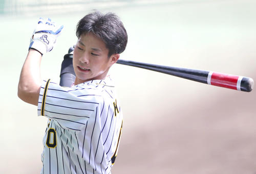 指名練習のティー打撃で汗を流す木浪（撮影・上山淳一）