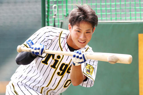 リラックスした表情でバント練習する木浪（撮影・上山淳一）