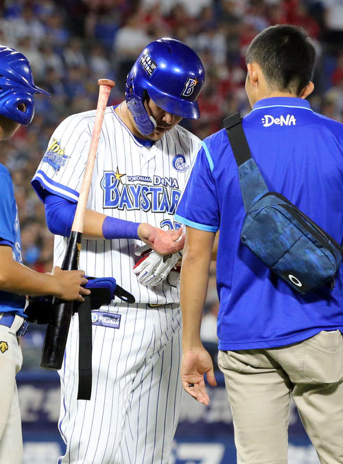 右手に死球を受け、手を見る筒香（2019年9月19日）