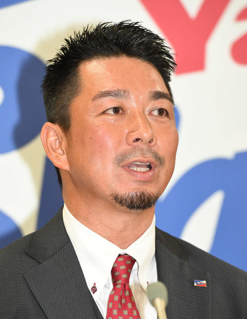 引退会見で晴れやかな表情を見せるヤクルト館山（2019年9月13日）