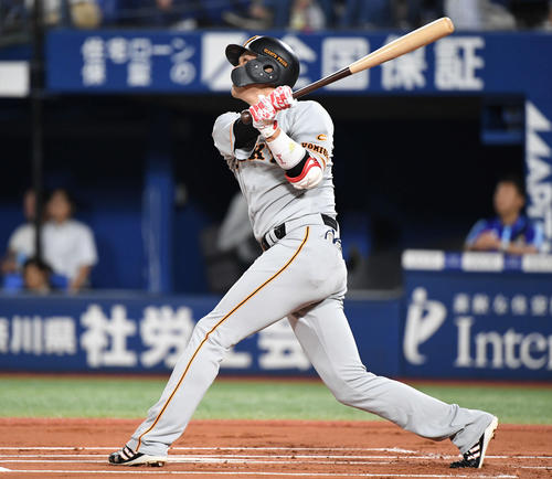 DeNA対巨人　1回表巨人無死一塁、坂本勇は左越え2点本塁打を放つ（撮影・山崎安昭）