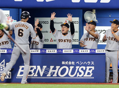 DeNA対巨人　1回表巨人無死一塁、先制中越え2点本塁打の坂本勇（手前左）をバンザイで迎える原監督（中央）ら（撮影・浅見桂子）