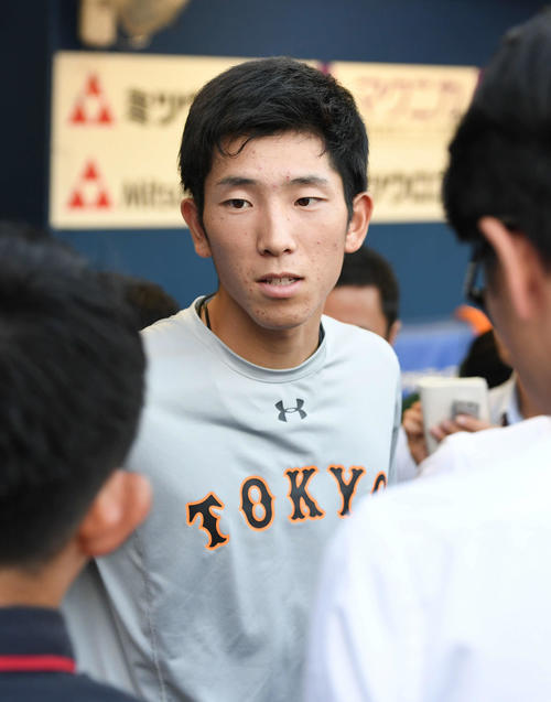 DeNA対巨人　練習後、囲み取材を受ける巨人戸郷（撮影・山崎安昭）