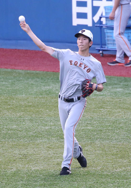 DeNA対巨人　試合前練習でキャッチボールする巨人戸郷（撮影・河野匠）