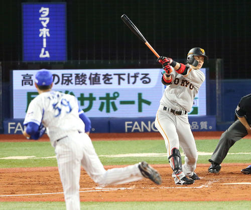 DeNA対巨人　2回表巨人2死一、三塁、左翼に適時打を放つ亀井。投手平良（撮影・河野匠）