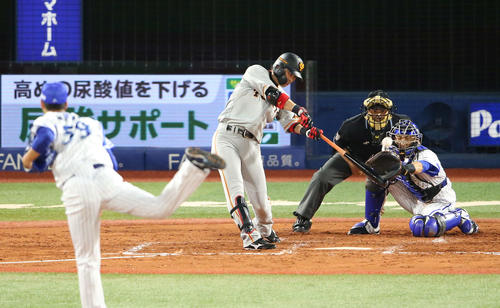 DeNA対巨人　2回表巨人2死一、三塁、左翼に適時打を放つ亀井。投手平良（撮影・河野匠）