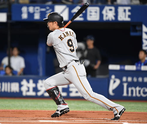 DeNA対巨人　1回表巨人無死、亀井は右前打を放つ（撮影・山崎安昭）