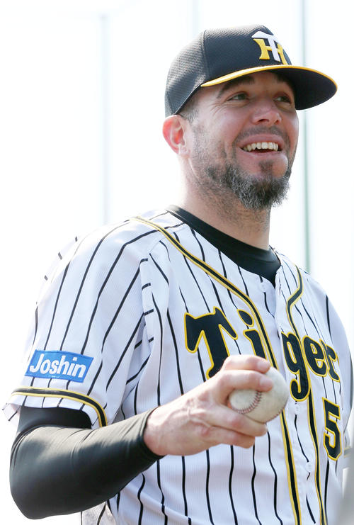 大商大・大西と投げ合ったメッセンジャーはベンチ前で笑顔（2019年3月15日）