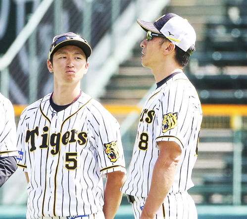 近本（左）と話す矢野監督（撮影・上山淳一）