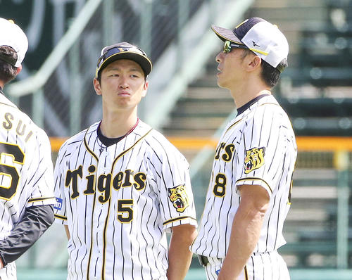 近本（左）と話す矢野監督（撮影・上山淳一）