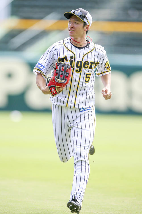 リラックスした表情で練習する近本（撮影・上山淳一）
