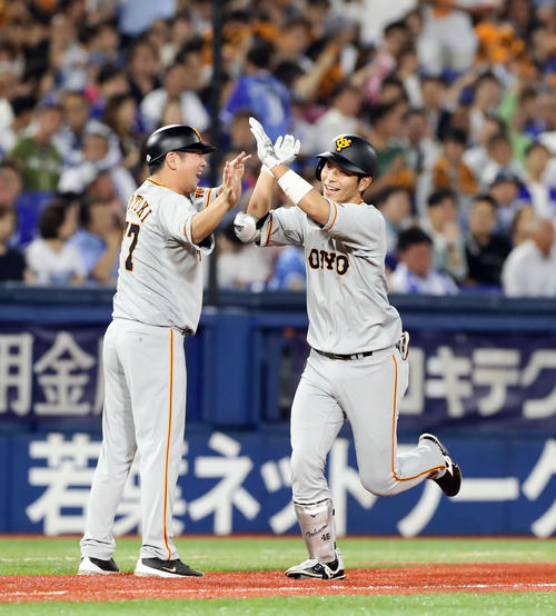 DeNA対巨人　3回表巨人2死、大城は右翼ソロ本塁打を放ち、笑顔で小躍りしながら三塁を回る（撮影・浅見桂子）
