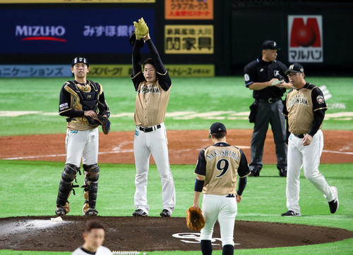 ソフトバンク対日本ハム　5回裏ソフトバンク1死一、二塁、マウンドで声をかけられる日本ハム加藤（中央）（撮影・栗木一考）