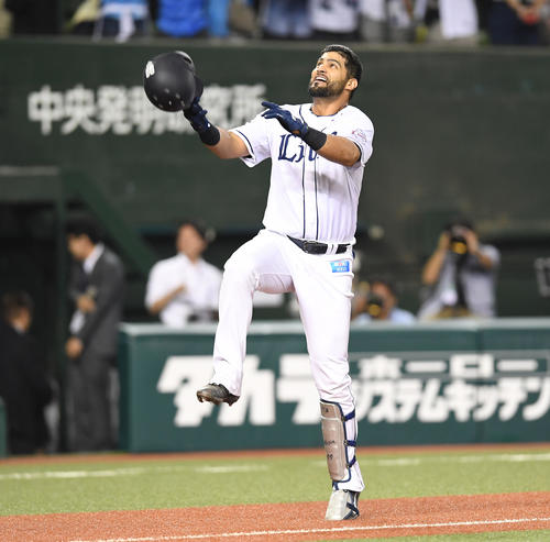 西武対楽天　9回裏西武1死一塁　代打メヒアはサヨナラの2点本塁打を放ち、ヘルメットを放り投げる（撮影・加藤諒）