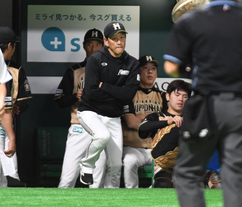 ソフトバンク対日本ハム　8回裏、投手交代を告げるためにベンチを出る日本ハム栗山監督（撮影・今浪浩三）
