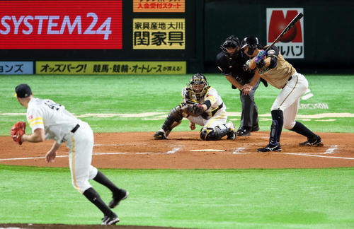 ソフトバンク対日本ハム　6回表日本ハム2死三塁、大田は空振り三振に倒れる。投手バンデンハーク（撮影・栗木一考）