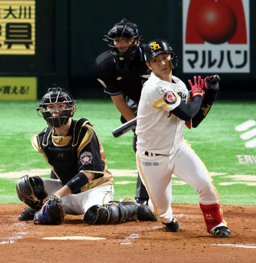 ソフトバンク対日本ハム　3回裏ソフトバンク1死二塁、決勝の中前適時打を放つ今宮（撮影・栗木一考）