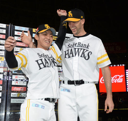 2勝目を挙げたバンデンハーク（右）とお立ち台でおどけてみせる今宮健太（撮影・今浪浩三）
