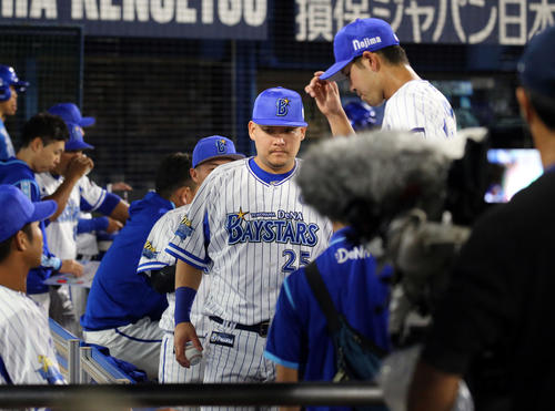 DeNA対巨人　4回表巨人1死一塁、山口に送りバントを許した場面で降板した平良（右）を迎える筒香（中央）ら（撮影・浅見桂子）