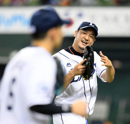 西武対楽天　8回からマウンドに上がった西武平井は、無失点に抑え笑顔を見せる（撮影・たえ見朱実）