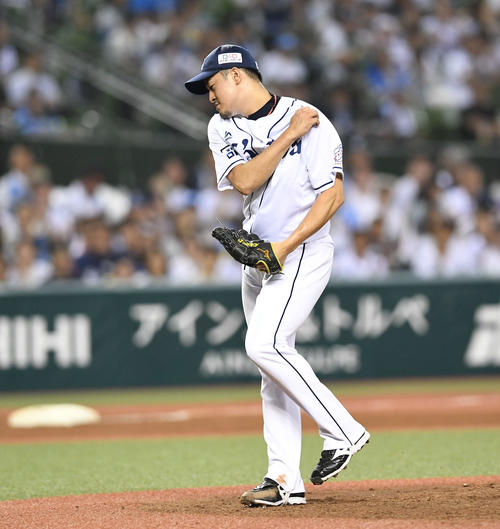 西武対楽天　8回表楽天2死、ブラッシュから三振を奪い、ガッツポーズする西武平井（撮影・加藤諒）