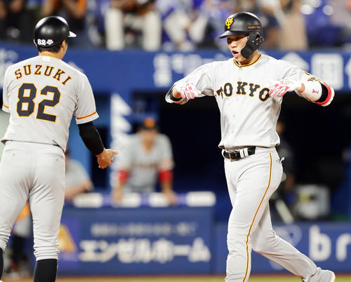 DeNA対巨人　9回表巨人無死、坂本勇は右翼ソロ本塁打を放ち雄たけびを上げて生還（撮影・浅見桂子）