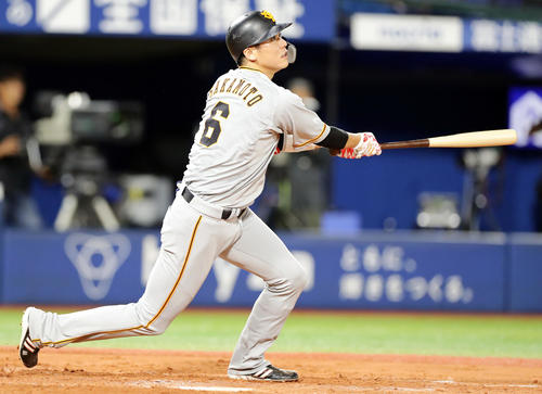 DeNA対巨人　9回表巨人無死、坂本勇は右翼ソロ本塁打を放つ（撮影・浅見桂子）