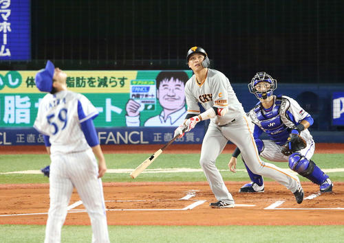 DeNA対巨人　1回表巨人無死一塁、先制の中越え2点本塁打を放つ坂本勇。投手平良（撮影・河野匠）