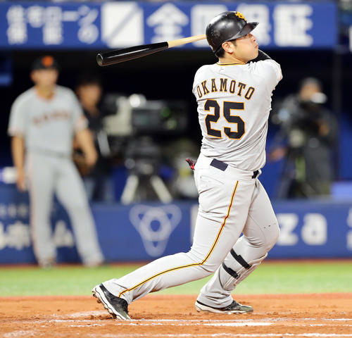 DeNA対巨人　7回表巨人1死一、三塁、岡本は右越え適時二塁打を放つ（撮影・浅見桂子）
