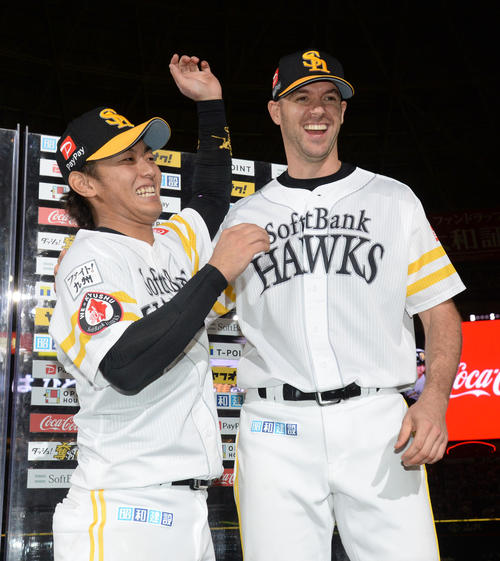 ソフトバンク対日本ハム　2勝目を挙げたリック・バンデンハーク（右）とお立ち台でおどけてみせる今宮健太（撮影・今浪浩三）