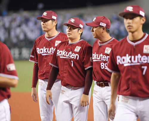 西武対楽天　西武にサヨナラ負けを喫し、敗戦投手となった松井（中央）の肩に手を置いて寄り添う楽天の平石監督（撮影・加藤諒）