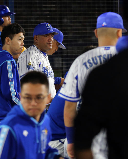 DeNA対巨人　ベンチで厳しい表情を見せるラミレス監督（奥）。手前は筒香（撮影・浅見桂子）
