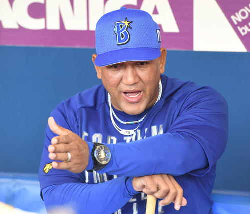 DeNA対巨人　試合前、囲み取材に応じるDeNAラミレス監督（撮影・山崎安昭）