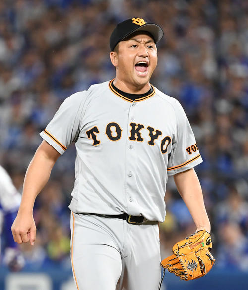 DeNA対巨人　8回裏DeNA2死満塁、沢村はソトを三振に仕留めて雄たけびを上げる（撮影・山崎安昭）