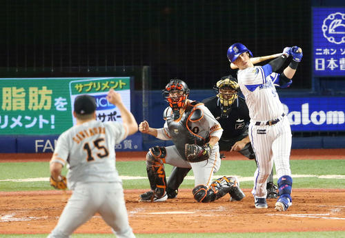 DeNA対巨人　7回裏DeNA2死満塁、沢村がソトを空振り三振に仕留め、ガッツポーズを見せる小林（撮影・河野匠）