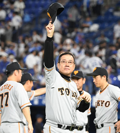 DeNA対巨人　優勝に王手をかけた巨人原監督は歓声に応えながら引き揚げる（撮影・山崎安昭）