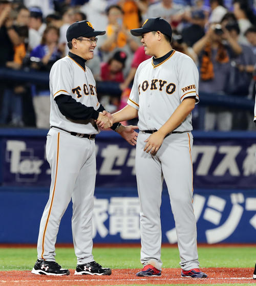 DeNA対巨人　15勝目の山口（右）は原辰徳監督と笑顔で握手（撮影・浅見桂子）