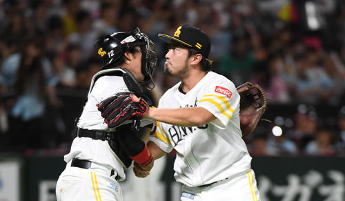 ソフトバンク対日本ハム　9回を抑えソフトバンク高谷裕亮とハグする森唯斗（右）（撮影・今浪浩三）